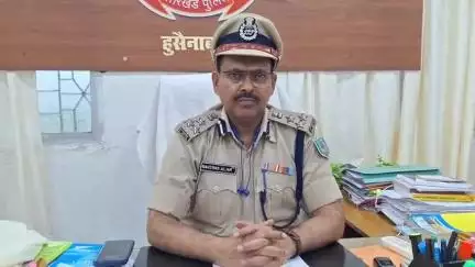 मेदिनीनगर (डालटनगंज): पलामू के डीआईजी नौशाद आलम हुसैनाबाद पहुंचे एसडीपीओ कार्यालय का किया निरीक्षण