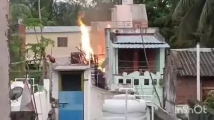 పెద్ద హరిజన పేటలోని ఓ ఇంట్లో వంట గ్యాస్ లీకై చెలరేగిన మంటలు, మేడపై ఉన్న పూరి గుడిసె దగ్ధం