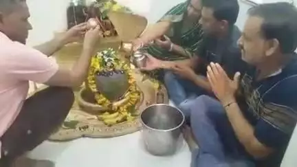 राशमि: सावन के पहले दिन शिवालयों में उमड़े श्रद्धालु, राशमी झाड़ेश्वर महादेव मंदिर में जलाभिषेक के लिए लगी कतारें, हर-हर महादेव