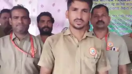 ଅନୁଗୋଳ: ଚମ୍ପତିମୁଣ୍ଡା ଠାରେ ଦୁର୍ଘଟଣା ହୋଇଥିବା ଚାଳକକୁ ଉଦ୍ଧାର କରି ପ୍ରତିକ୍ରିୟା ରଖିଲେ ଅନୁଗୋଳ ବ୍ଲକ ଡ୍ରାଇଭର ସଂଘ କୋଷାଧ୍ୟକ୍ଷ ରୋହିତ ବେହେରା