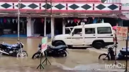 जैतपुर: केशवाही बाजार में सड़क पर भरा पानी, दुकानों में घुसा, लाखों का नुकसान