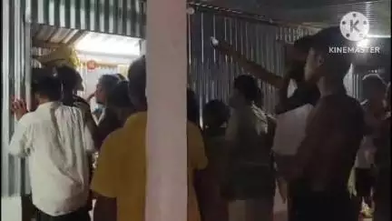 রায়গঞ্জ: পাড়ায় দেহ ব্যবসার অভিযোগকে কেন্দ্র করে ধুন্ধুমার কান্ড কর্নজোড়া ফাড়ি এলাকায়, মাথা ফাটলো গ্রামবাসীর, গণপিটুনি বহিতাগতকে