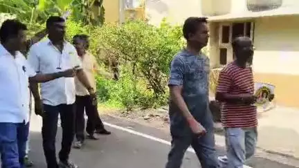 திருவொற்றியூர்: நெய்தல் நகர்  வீட்டு வசதி வாரிய குடியிருப்புகளில் 'ஓரணியில் தமிழ்நாடு' உறுப்பினர் சேர்க்கையில் ஈடுபட்ட வட்ட செயலாளர்