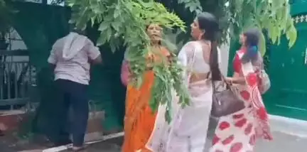 पटना ग्रामीण: तेजस्वी यादव के बेटे के जन्म की खुशी में राबड़ी आवास नेग लेने पहुंचे किन्नर, भक्ति गीतों पर किया नृत्य