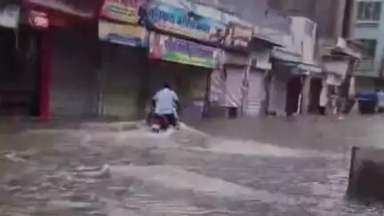 चिड़ावा: चिड़ावा में भारी बारिश से आम जनजीवन अस्त-व्यस्त, सड़कों पर बहने लगा पानी, मुख्य बाजार में दुकानों में घुसा पानी