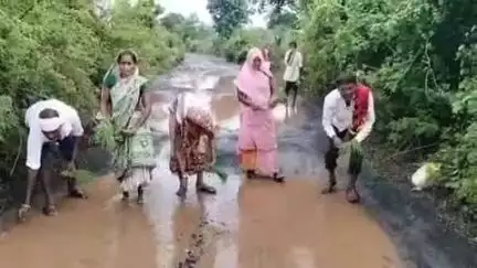 बाबई: माखन नगर के ग्राम जावली में सड़क खराब होने से नाराज़ ग्रामीणों ने गड्ढों में धान रोपकर किया प्रदर्शन