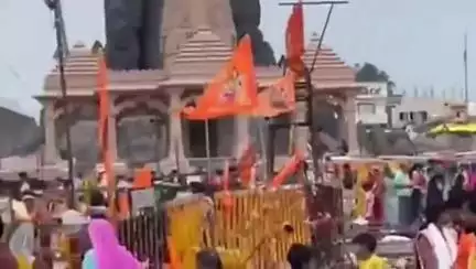 सीहोर: अंतर्राष्ट्रीय कथावाचक पंडित प्रदीप मिश्रा के कुबेरेश्वर धाम में सावन पर उमड़ी श्रद्धालुओं की भीड़