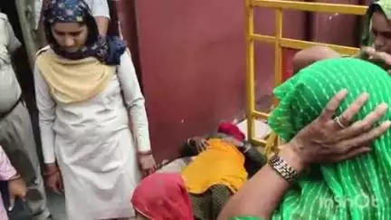 दौसा: फर्स्ट टावर में बीती रात हुए झगड़े में घायलों के परिजनों ने कोतवाली थाने पर किया प्रदर्शन