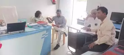 निवाली: कलेक्टर बड़वानी के आदेश पर एसडीएम की टीम ने खेतिया के निजी स्कूलों का निरीक्षण किया