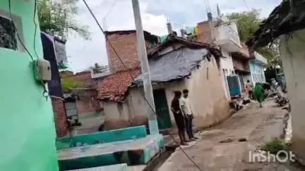 बांदा: पल्हरी गांव में बिजली का तार टूटकर गिरने से एक भैंस की मौत, एक मासूम बच्चा बाल-बाल बचा, लोगों ने सड़क पर लगाया जाम