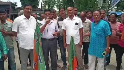 ধূপগুড়ি: বেহাল রাস্তার মেরামতের দাবিতে গাদংয়ের ক্লাবমোড় এলাকায় পথ অবরোধ করল বিজেপি