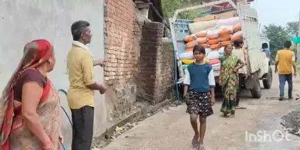 केवलारी: केवलारी में घटिया निर्माण से जनता परेशान, सड़क धंसने से पिकअप दीवार में घुसी