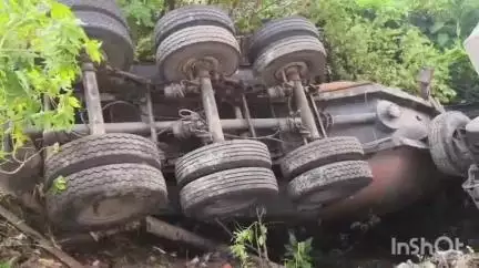 ആലുവ: പുളിഞ്ചോട് എട്ടടിയോളം താഴ്ചയിലേക്ക് ട്രെയിലർ മറിഞ്ഞ് അപകടം