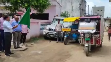 भिनगा: सीएमओ ऑफिस भिनगा से विश्व जनसंख्या दिवस पर जागरूकता वाहन को हरी झंडी दिखाकर रवाना किया गया