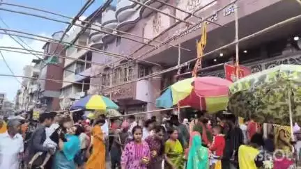 मुशहरी: बिहार: बाबा गरीब नाथ मंदिर में सावन के पहले दिन उमड़ी श्रद्धालुओं की भीड़, किया जलाभिषेक