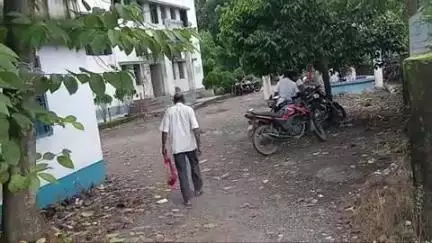 দেগঙ্গা: দেগঙ্গায় বাবাকে গালাগালি, কুরুল দিয়ে দরজা কোপ মারা এবং মোটর বাইক ভাঙচুরে অভিযোগ ছেলের বিরুদ্ধে থানায় অভিযোগ দায়ের