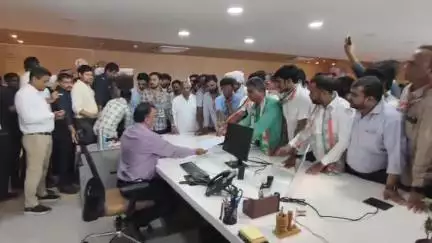 ગાંધીનગર: સેક્ટર 1 માં બાળકના મૃત્યુ મામલે ક્રોંગ્રેસનો‌ પરિવારને સાથે રાખીને મહાનગરપાલિકા કચેરી ખાતે વિરોધ પ્રદર્શન