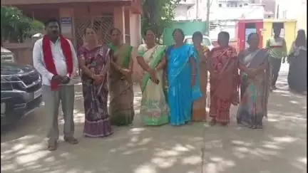 సిరిసిల్ల: లొద్ది తండా అంగన్వాడి టీచర్ ద్విచక్ర వాహనంపై కింద పడిన ఘటనలో ఆసుపత్రిలో చికిత్స పొందుతున్న మృతి