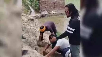 ਜਲਾਲਾਬਾਦ: ਪਿੰਡ ਮਹਾਲਮ ਵਿਖੇ ਨਹਿਰ ਕਿਨਾਰੇ ਦੱਬੀ ਕਰੀਬ 250 ਲੀਟਰ ਨਜਾਇਜ਼ ਸ਼ਰਾਬ ਬਰਾਮਦ