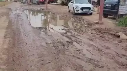 खुर्जा: नवीन मंडी के सामने सड़क टूटने से गहरे गड्ढे, पानी से भरी हुई, कांवड़ यात्रा मार्ग का बुरा हाल
