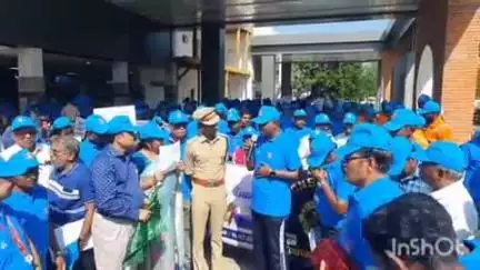 திருவாரூர்: தூய்மை விழிப்புணர்வு நடை பயணத்தை நகர்மன்ற தலைவர் ரயில் நிலையம் முன்பு தொடங்கி வைத்தார்