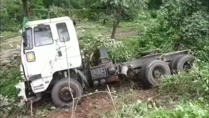 प्रतापगढ़: NH56 भूतियावाड़ घाटे में बड़ा हादसा टला, खाई में गिरा ट्रक, चालक और परिचालक बाल-बाल बचे