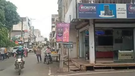 हरदा: शहर में बिजली के खंभों पर लगे फ्लैक्स बोर्ड नियमों की उड़ा रहे धज्जियां