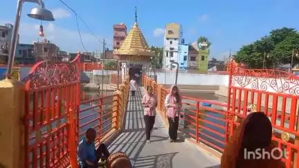 उतरौला: उतरौला में पहले सावन से ही महिलाओं की शिवालय में रही भीड़, किया जलाभिषेक