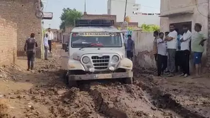 लूनकरनसर: नगरपालिका ने गली में गिरवाया कचरा, बरसात से कीचड़ होने पर मोहल्ला वासियों ने जताया रोष