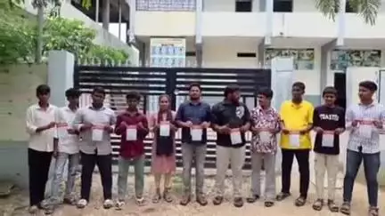 ఆర్మూర్: ఈనెల 12 13 నా కరీంనగర్లో జరిగే 
PDSU రాష్ట్ర విద్యా వైజ్ఞానిక శిక్షణ సదస్సు పోస్టర్లను ఆవిష్కరించిన PDSU నాయకులు
