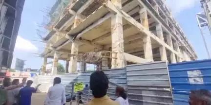 കൊല്ലം: കൊല്ലം റെയിൽവേ സ്റ്റേഷനിൽ നിർമ്മാണത്തിലിരുന്ന കെട്ടിടത്തിൽനിന്ന് കമ്പി തലയിൽ വീണ്, രണ്ടു പേർക്ക് പരിക്ക്