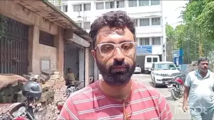 ইংরেজবাজার: কুকুরকে মারধর করার প্রতিবাদ করায় ঘোরা পীর ঘোষপাড়া এলাকায় আক্রান্ত এক পশু প্রেমি