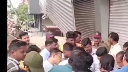 आकाशवाणी चौक ते सिडको बस स्थानक पर्यंत महानगरपालिकेच्या वतीने अतिक्रमण काढायला केली सुरुवात, पोलिसांचा मोठा बंदोबस्त