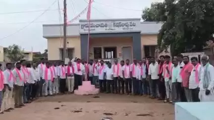 వెల్గటూరు: కిషన్ రావుపేట గ్రామంలో బీఆర్ఎస్ పార్టీ కార్యకర్తల విస్తృతస్థాయి సమావేశం