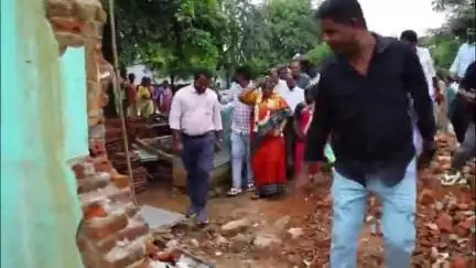 ములుగు: జిల్లా కేంద్రంలో ఇందిరమ్మ ఇళ్ల శంకుస్థాపన కార్యక్రమంలో పాల్గొన్న మంత్రి సీతక్క