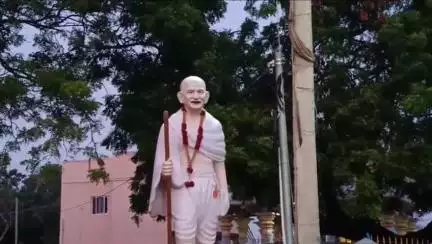 పారుమంచాల గ్రామంలోని మహాత్మా గాంధీ విగ్రహానికి ఉన్న కళ్ళజోడు మాయం