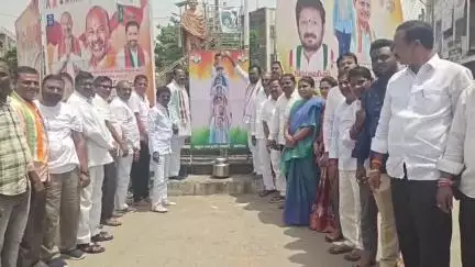 సిరిసిల్ల: మంత్రివర్గ సమావేశంలో బీసీలకు 42 శాతం రిజర్వేషన్లు అమలు చేస్తామని తీర్మానించడం పట్ల హర్షం వ్యక్తం చేసిన కాంగ్రెస్ నాయకులు