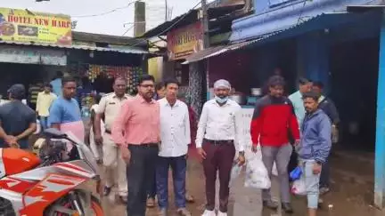 କୋରାପୁଟ ସହର: କୋରାପୁଟ ସହରର ବିଭିନ୍ନ ହୋଟେଲରେ ମୁନସିପାଲଟିର ଚଢ଼ାଉ, ବାସି ଖାଦ୍ୟ ଖୋଜୁ ଖୋଜୁ ମିଳିଲା ବିଦେଶୀ ମଦ