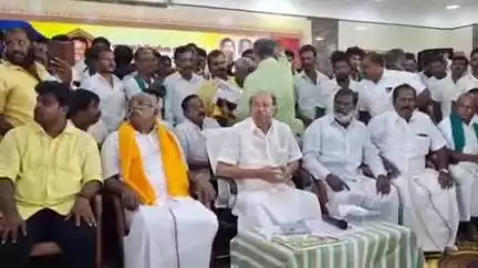 விருத்தாசலம்: இருட்டில் இருக்கும் இளைஞர்கள் இனியாவது வெளிச்சத்தில் வாழ வேண்டும் விருத்தாசலம் பொதுக்குழு கூட்டத்தில் பாமக நிறுவன தலைவர் ராமதாஸ் பேச்சு