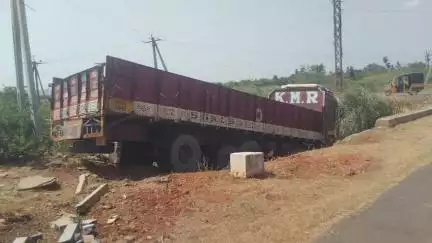 అదుపుతప్పి కాలువలోకి దూసుకెళ్లిన లారీ..