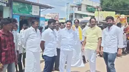 రాయదుర్గం: ఎర్రగుంట గ్రామంలో పర్యటించి పలు అభివృద్ధి పనులను ప్రారంభించిన ఆర్థిక శాఖ మంత్రి పయ్యావుల కేశవ్