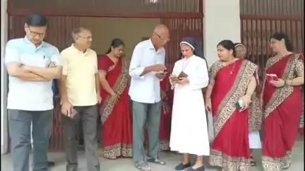 मथुरा: कोतवाली क्षेत्र के चंदनवन मोती कुंज में जल भराव की समस्या से परेशान स्थानीय लोगों ने डीएम को सोपा ज्ञापन #जन समस्या