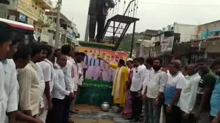 ధర్మారం: ధర్మారంలో ముఖ్యమంత్రి, మంత్రుల చిత్రపటాలకు కాంగ్రెస్ నాయకుల పాలాభిషేకం