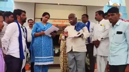 ಯಾದಗಿರಿ: ದಲಿತ ಸಮುದಾಯದ ರೈತನ ಮೇಲಿನ ಗೂಂಡಾ ಕೇಸ್ ರದ್ದುಗೊಳಿಸುವಂತೆ ಆಗ್ರಹಿಸಿ ನಗರದ ಎಸ್.ಪಿ ಕಚೇರಿ ಮುಂದೆ ಡಿಎಸ್ಎಸ್ ಪ್ರತಿಭಟನೆ