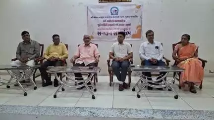 ખંભાત: શહેરના કોલેજ કેમ્પસ ખાતે નાયબ કલેક્ટરની અધ્યક્ષતામાં યુનિવર્સિટી કક્ષાના ટોપર 30 તેજસ્વી તારલાઓને સન્માનવામાં આવ્યા.