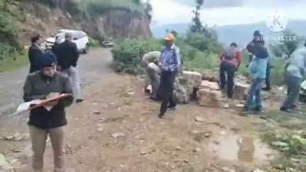 पिथौरागढ़: कोतवाली पुलिस ने आबकारी अधिनियम से संबंधित 50 मामलों में जब्त 90 पेटी अवैध शराब को किया नष्ट