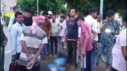 शिकोहाबाद: शिकोहाबाद थाना क्षेत्र में रेलवे स्टेशन रोड पर सड़क पार कर रहा व्यक्ति बाइक की टक्कर से हुआ घायल