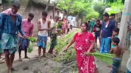 হরিহরপাড়া: রাস্তা নয়, যেন কাদার খাল! সাহাজাদপুরে ধানের চারা পুঁতে বিক্ষোভ গ্রামবাসীদের #jansamasya