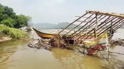 దేవీపట్నంలో వ్యాపారస్తుల షాపుల్లోకి ప్రవేశించిన గోదావరి వరద, సురక్షిత ప్రాంతాలకు సామన్లు తరలింపు