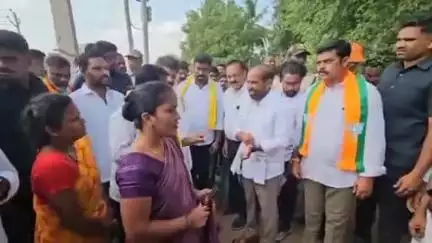 ధర్మవరంలో మంత్రి సత్యకుమార్ యాదవ్ చేస్తున్న పాదయాత్రలో పాల్గొన్న పరిటాల శ్రీరామ్, చిలకం మధు